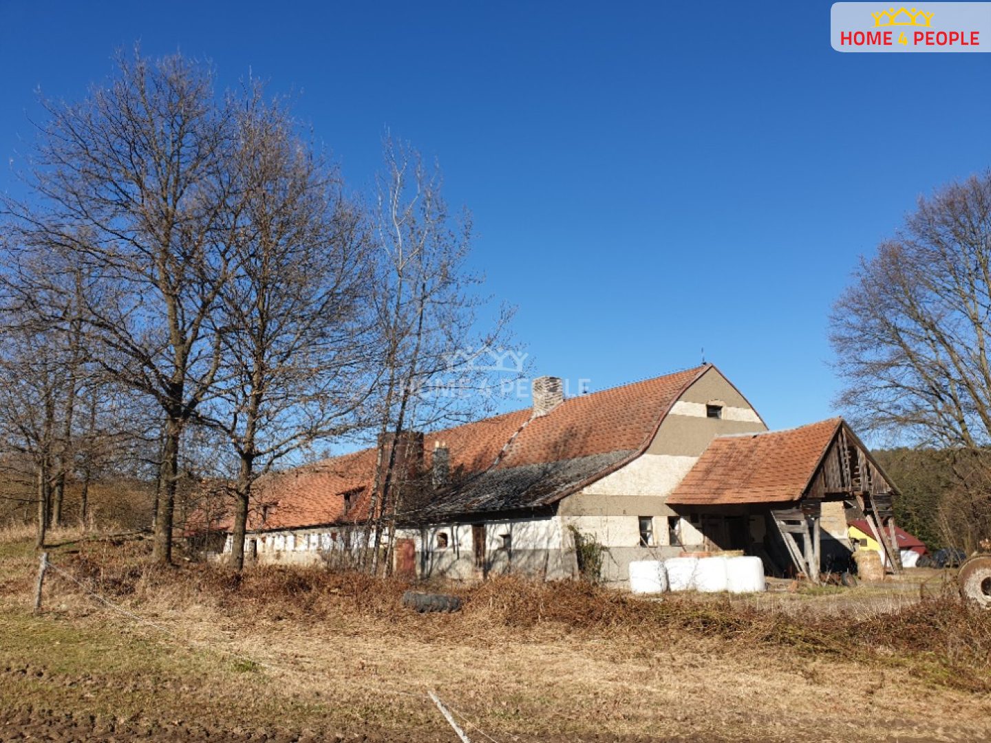 Rozlehlý areál s potenciálem 1,4 ha u Neveklova